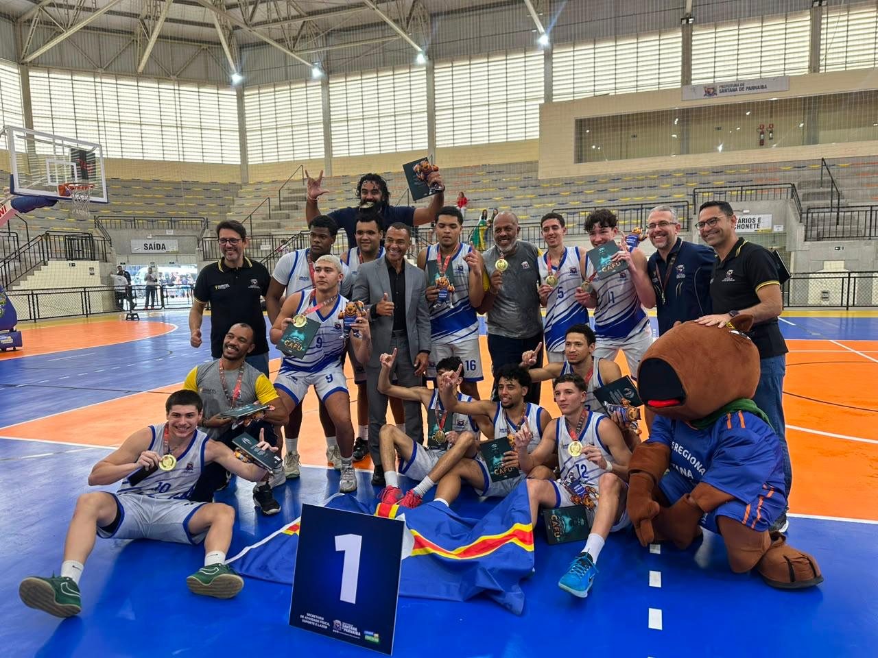 Equipe Sub-18 comemorando o titulo dos 68os Jogos Regionais