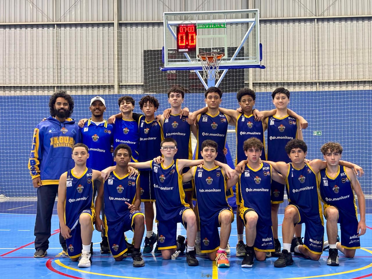 Equipe Sub-15 da AJABASK posada em quadra